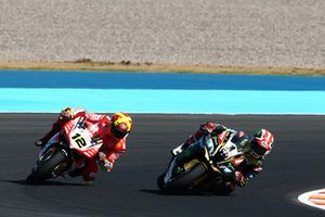 Jonathan Rea, Kawasaki Racing overtakes Xavi Fores, Barni Racing Team