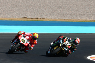 Jonathan Rea, Kawasaki Racing overtakes Xavi Fores, Barni Racing Team