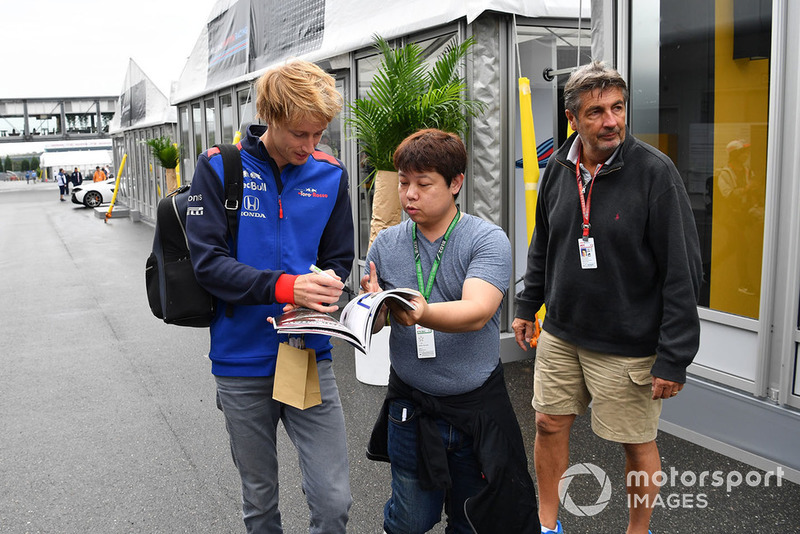 Brendon Hartley, Scuderia Toro Rosso Firma autógrafos para los aficionados