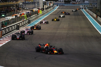 Daniel Ricciardo, Red Bull Racing RB14, leads Romain Grosjean, Haas F1 Team VF-18, Esteban Ocon, Racing Point Force India VJM11, Max Verstappen, Red Bull Racing RB14, Sergio Perez, Racing Point Force India VJM11, and Carlos Sainz Jr., Renault Sport F1 Team R.S. 18