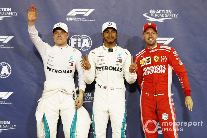 Lewis Hamilton, Mercedes AMG F1, festeggia dopo aver conquistato la pole position, con Valtteri Bottas, Mercedes AMG F1, e Sebastian Vettel, Ferrari