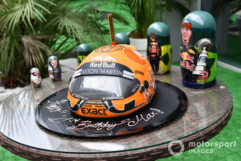 Kue ulang tahun Max Verstappen, Red Bull Racing dan matryoshka