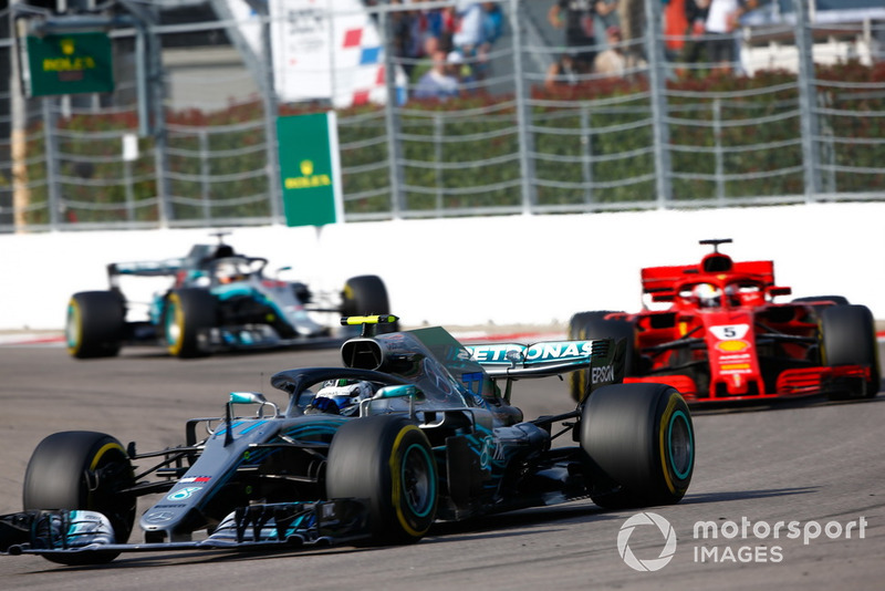 Valtteri Bottas, Mercedes AMG F1 W09, memimpin Sebastian Vettel, Ferrari SF71H