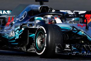 Lewis Hamilton, Mercedes AMG F1 W09, saluta i tifosi