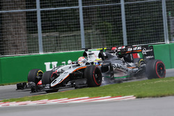 Sergio Perez, Sahara Force India F1 VJM09 and Romain Grosjean, Haas F1 Team VF-16 battle for position