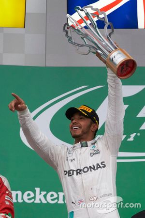 Le vainqueur Lewis Hamilton, Mercedes AMG F1 fête sa victoire sur le podium