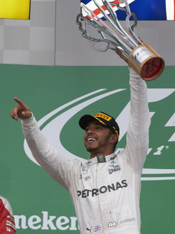 Pemenang lomba Lewis Hamilton, Mercedes AMG F1 celebrates di podium