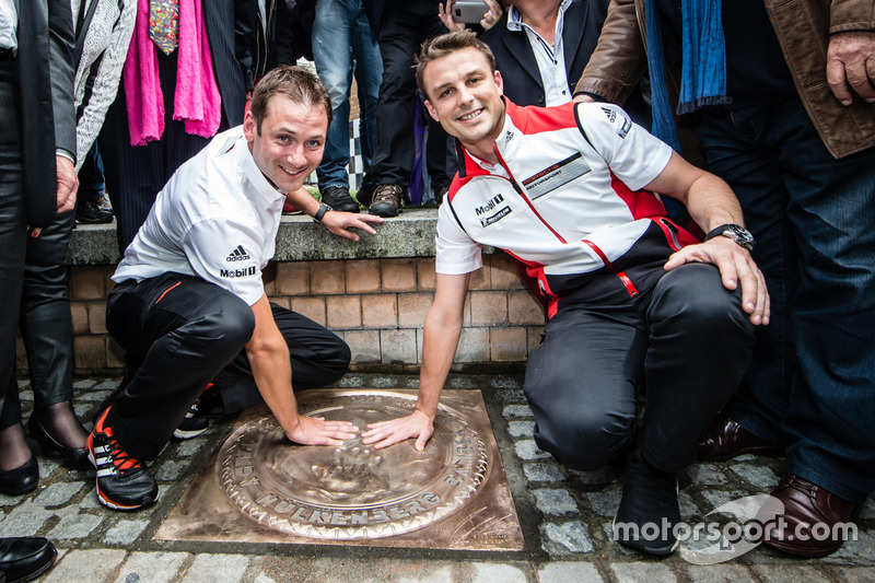 Os vencedores das prova em 2015, Nick Tandy e Earl Bamber, deixam as mãos registradas na calçada da fama de Le Mans.