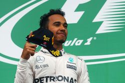 Le vainqueur Lewis Hamilton, Mercedes AMG F1 fête sa victoire sur le podium