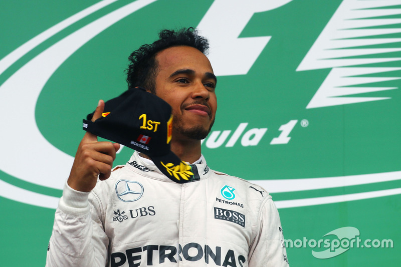 Yarış galibi Lewis Hamilton, Mercedes AMG F1 podyumda