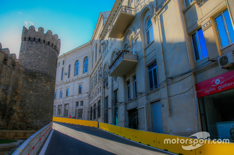 Circuito ciudad de Bakú en la curva 10 con el castillo