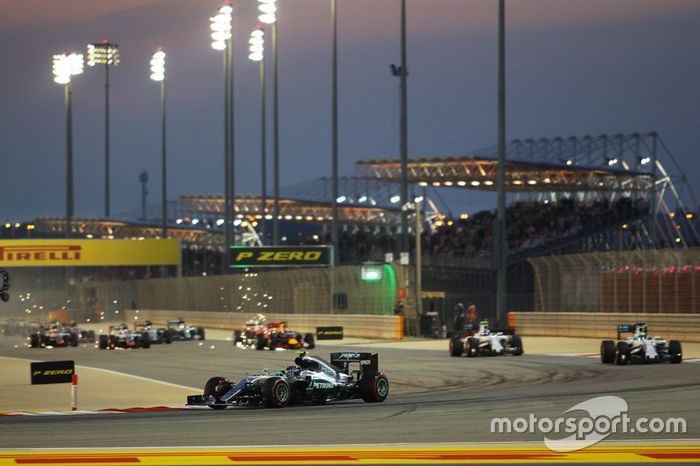 Nico Rosberg, Mercedes AMG F1 W07 Hybrid lidera al inicio de la carrera