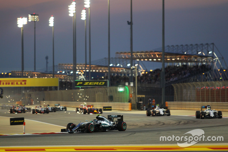 Rosberg al frente del pelotón en la salida del GP de Baréin