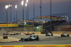 Нико Росберг, Mercedes AMG F1 W07 Hybrid leads at the start of the race