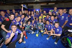 Pemenang lomba Jorge Lorenzo, Yamaha Factory Racing celebrates bersama team