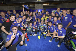 Pemenang lomba Jorge Lorenzo, Yamaha Factory Racing celebrates bersama team