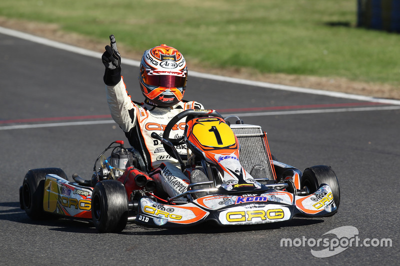 Max Verstappen comemora vitória no kart quando jovem
