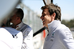 Toto Wolff, sur le muret des stands Mercedes