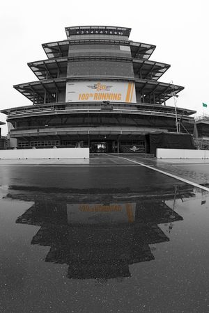 La Pagoda se refleja en un charco de agua de lluvia