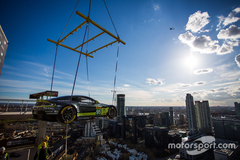 Aston Martin V8 Vantage GTE Challenger wird von ein Kran nach oben gehoben