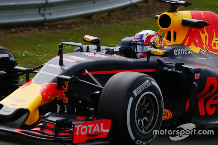 Pierre Gasly probando el Red Bull Racing RB12 