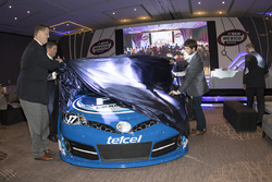 Steve O´Donnell, Vicepresidente Ejecutivo de Nascar, Luis Garate Vicepresidente de Mercadeo y Daniel Suárez piloto de Nascar y el coche de NASCAR Peak México Series