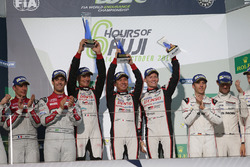 Podium: winnaars #6 Toyota Racing Toyota TS050 Hybrid: Stéphane Sarrazin, Mike Conway, Kamui Kobayas