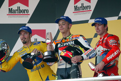 Podio: ganador de la carrera Valentino Rossi, del equipo Repsol Honda, Max Biaggi, Pramac Pons el segundo lugar y tercer lugar Troy Bayliss, Ducati Team