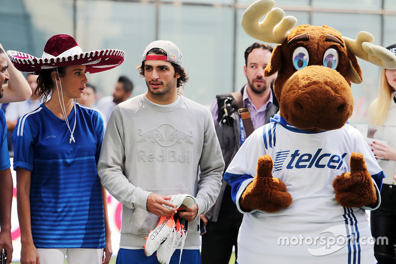 Carlos Sainz Jr., Scuderia Toro Rosso en el partido de fútbol benéfico: de la pista a la cancha