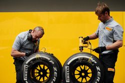 Des techniciens Pirelli avec les pneus de Renault Sport F1 Team