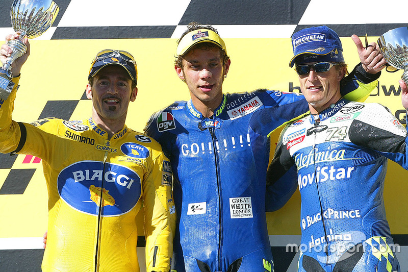 Il vincitore della gara Valentino Rossi, il secondo classificato Max Biaggi, il terzo classificato Sete Gibernau