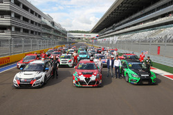 Gruppenbild mit allen Fahrzeugen und Fahrern der TCR Russland und TCR International