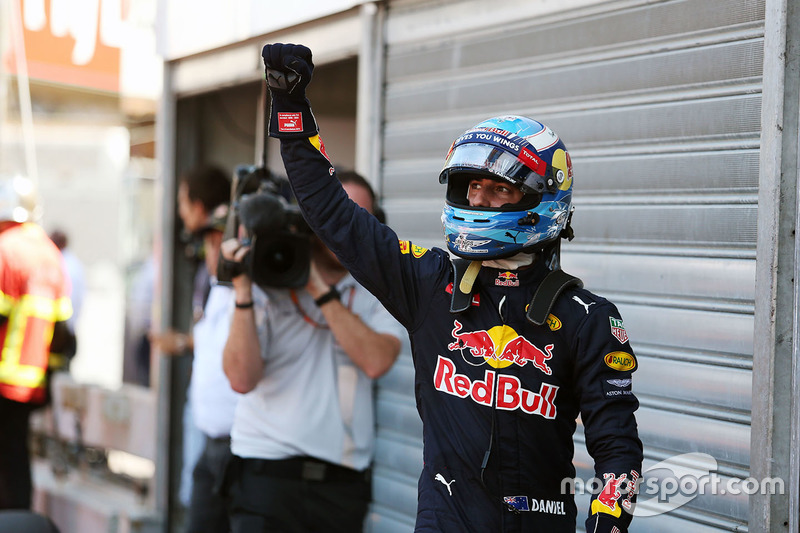 Daniel Ricciardo, Red Bull Racing festeggia la sua pole position nel parco chiuso