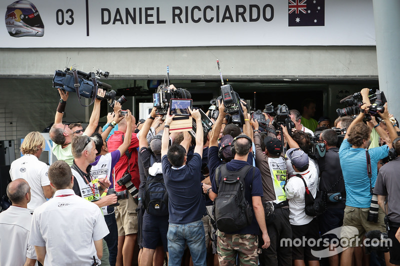 Los medios de comunicación en el garaje de Red Bull Racing del ganador de la carrera Daniel Ricciardo, Red Bull Racing