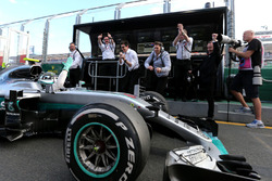 Sieger Nico Rosberg, Mercedes AMG F1 Team W07 in der Boxengasse