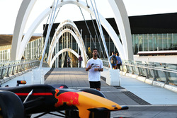 Daniel Ricciardo, Red Bull Racing court sur le Seafarers Bridge