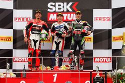 Podium : le vainqueur Nicky Hayden, Honda WSBK Team, le deuxième Davide Giugliano, Ducati Team, et le troisième Jonathan Rea, Kawasaki Racing