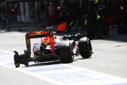 Daniel Ricciardo, Red Bull Racing RB12 pits late in the race with a puncture