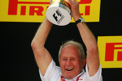 Dr Helmut Marko, Red Bull Motorsport Consultant viert op het podium