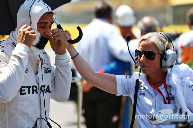 Lewis Hamilton, que também sai zerado da Espanha, caiu para terceiro no Mundial de Pilotos.