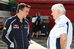 (G à D) : James Key, directeur technique de la Scuderia Toro Rosso, avec Pat Symonds, chef du bureau technique de Williams