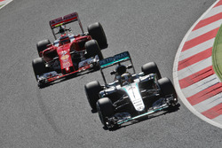 Lewis Hamilton, Mercedes AMG F1 W07 Hybrid, voor Kimi Raikkonen, Ferrari SF16-H