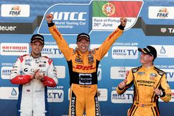 Podium: Racewinnaar Tom Coronel, Roal Motorsport, Chevrolet RML Cruze TC1; tweede plaats Tom Chilton