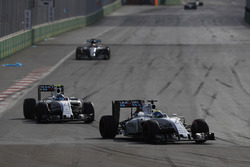 Фелипе Масса, Williams FW38 едет впереди Валттери Боттаса, Williams FW38