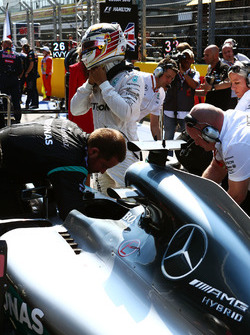 Lewis Hamilton, Mercedes AMG F1 Team W07 sur la grille