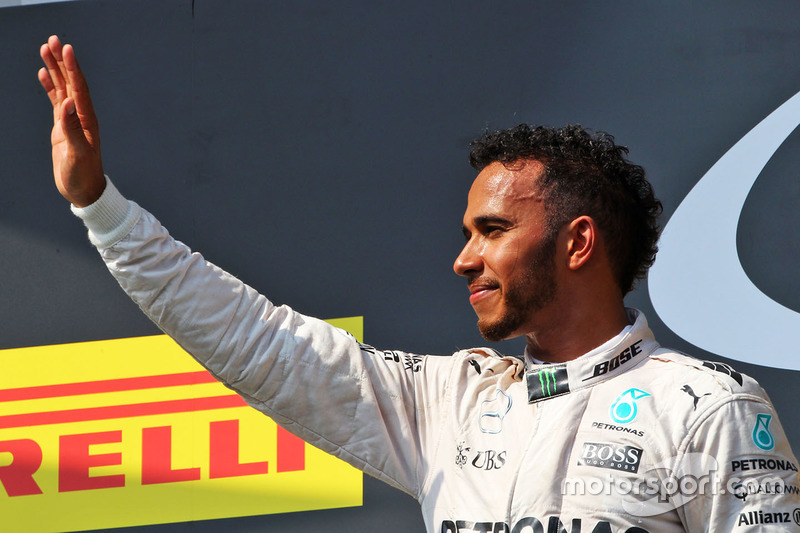 Podio: ganador Lewis Hamilton, Mercedes AMG F1 Team