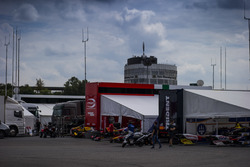 De GP2 paddock