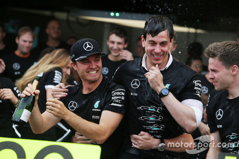 Il vincitore della gara Nico Rosberg, Mercedes AMG F1 festeggia il titolo costruttori con Toto Wolff, Azionista e Direttore Esecutivo Mercedes AMG F1, e il team