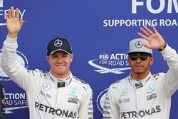 Ganador de la pole Nico Rosberg, Mercedes AMG F1, segundo clasificado Lewis Hamilton, Mercedes AMG F