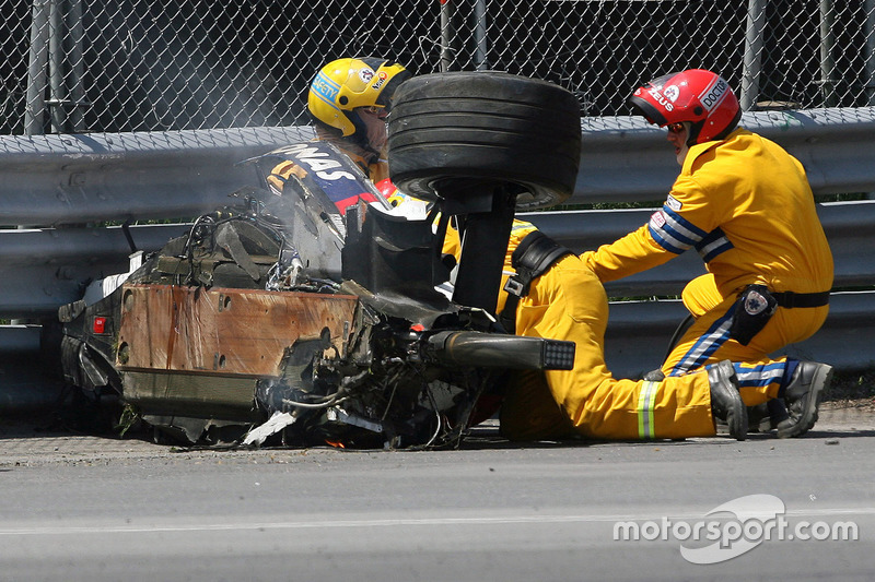 Robert Kubica, BMW Sauber F1 Team, F1.07, crashed heavily during the race